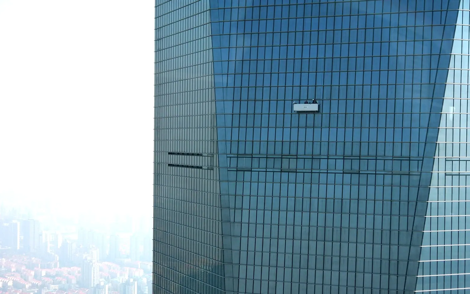 Facade, window cleaner and window cleaning