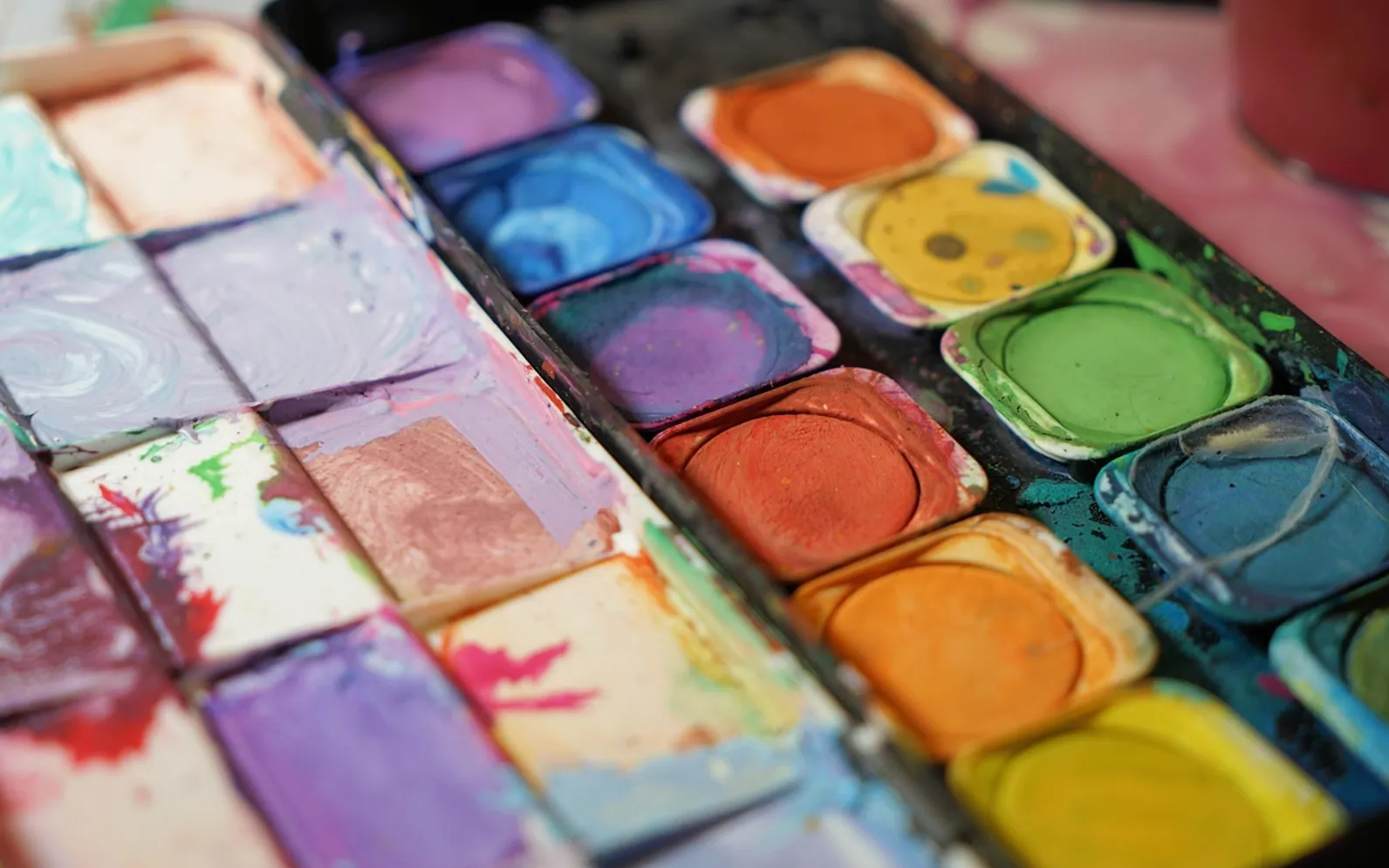 To dye, watercolor and colour
