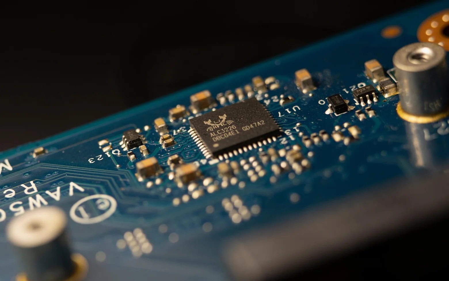 Electronic, microchip and circuit board