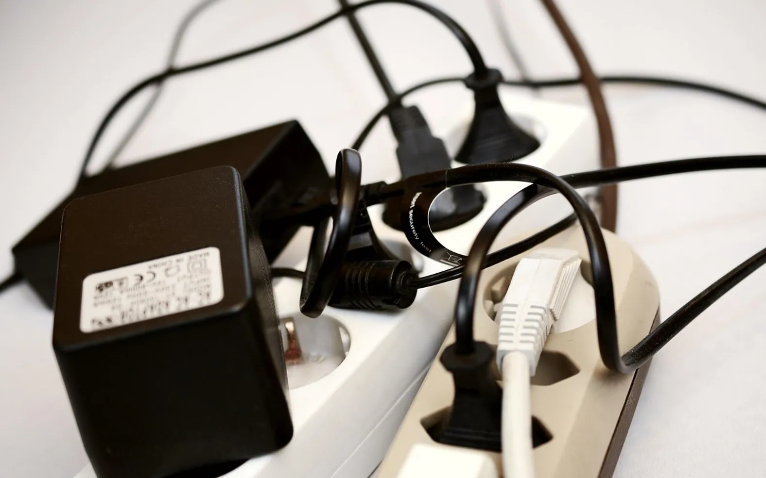 Cable, connection and cable salad
