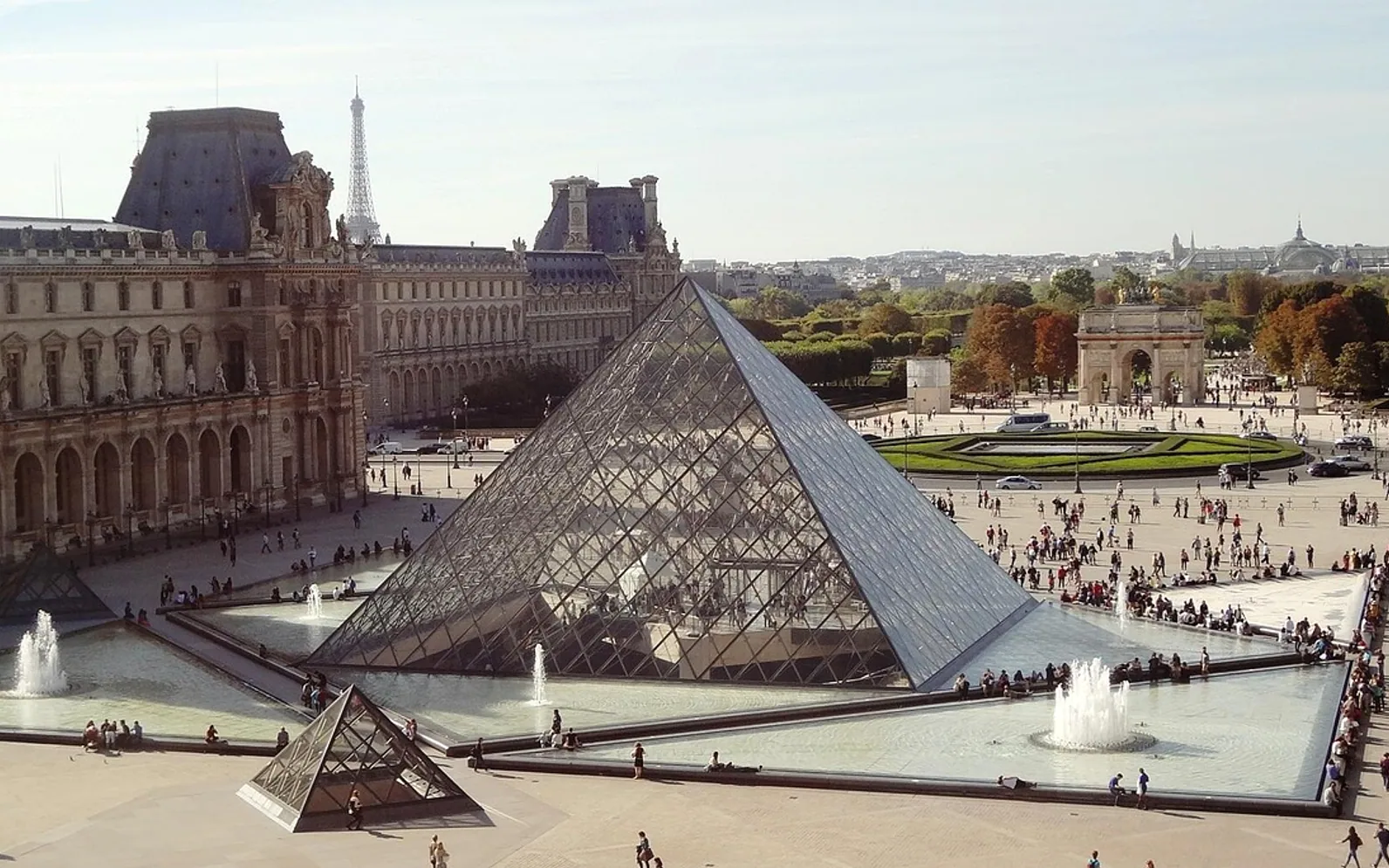 Pyramid, praise and paris