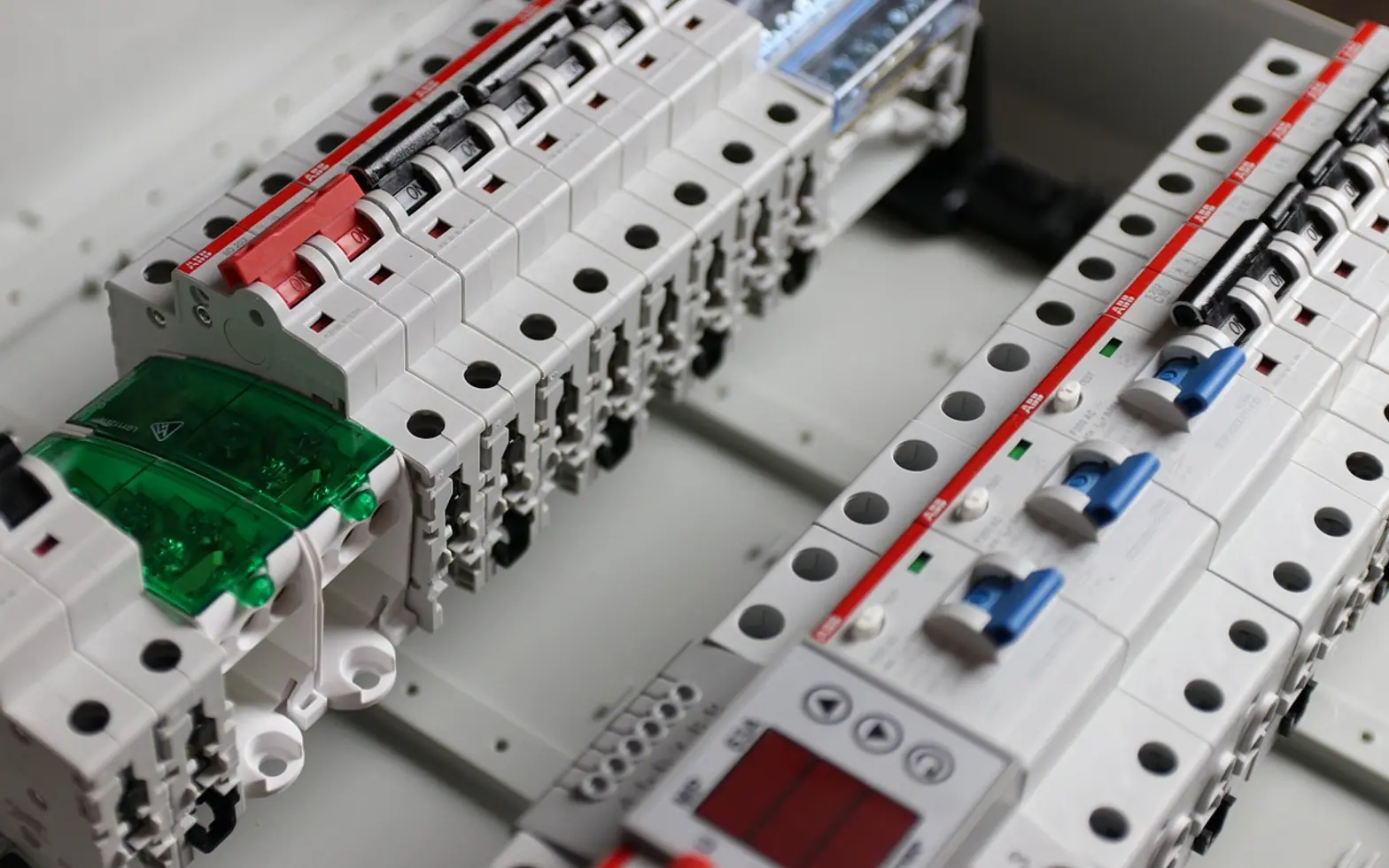 Electrician, wiring and circuit breaker