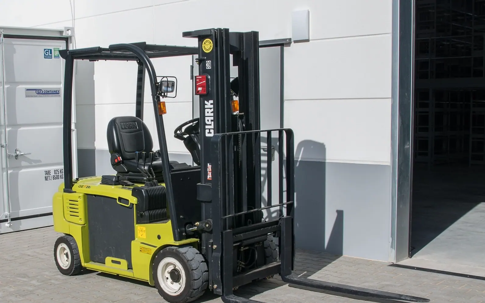 Machine, forklift and logistics